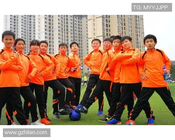 少年绿茵追梦时刻足球孩子与偶像球星温暖相遇