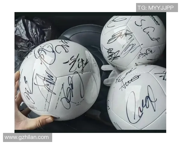 足球明星签名合影珍藏版照片 展现传奇瞬间与球场风采